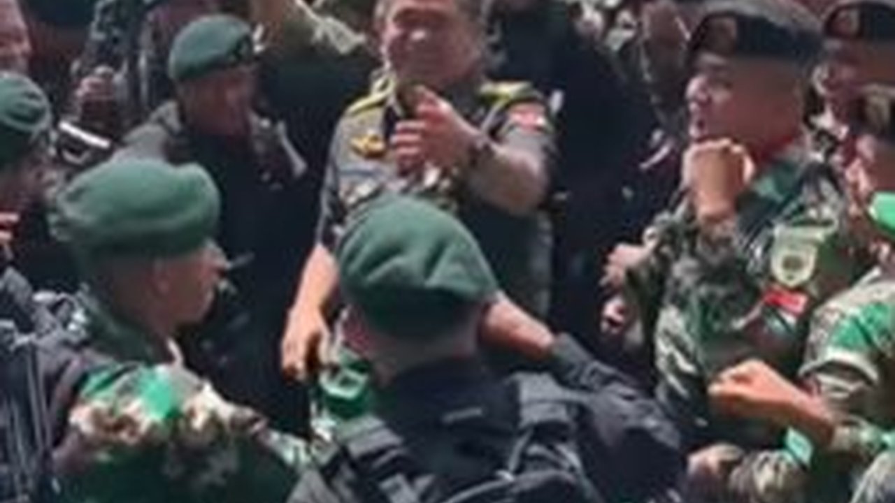 Momen Kedekatan Jenderal TNI Maruli Simanjuntak Bareng Prajurit Hasanuddin, Joget Asyik Beri Tos
