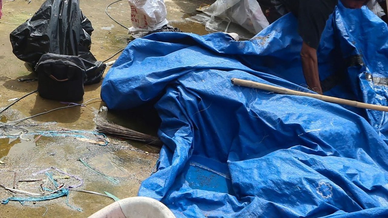 FOTO: Antisipasi Banjir Musiman, Warga Pejaten Timur Dirikan Tenda Darurat di Atas Rumah