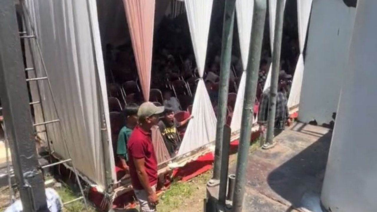 Viral, Masinis Ini Unggah Momen Kereta Langsiran Lewati Tenda Hajatan