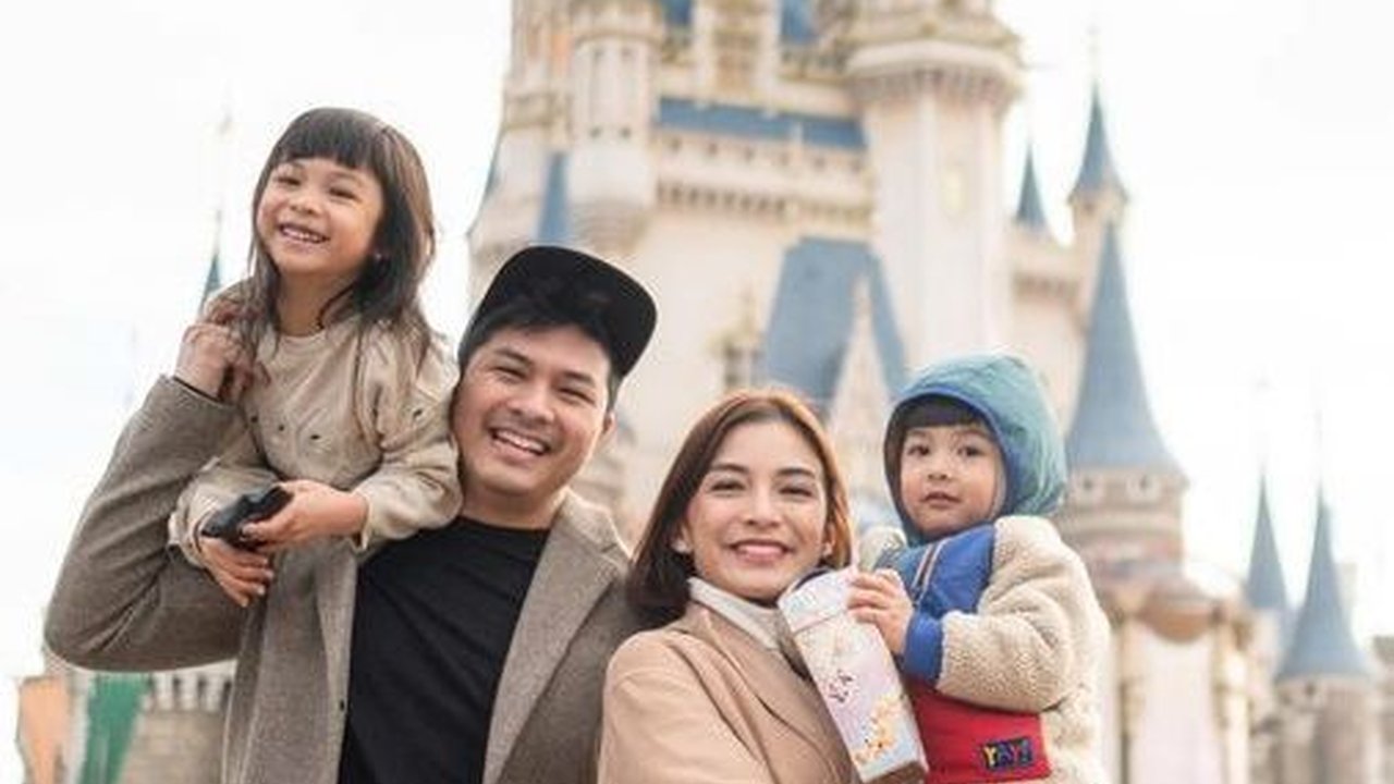 10 Momen Keseruan Chelsea Olivia dan Keluarga Jalan-jalan di Tokyo Disneyland, Potret Cantik Nastusha Bikin Salfok