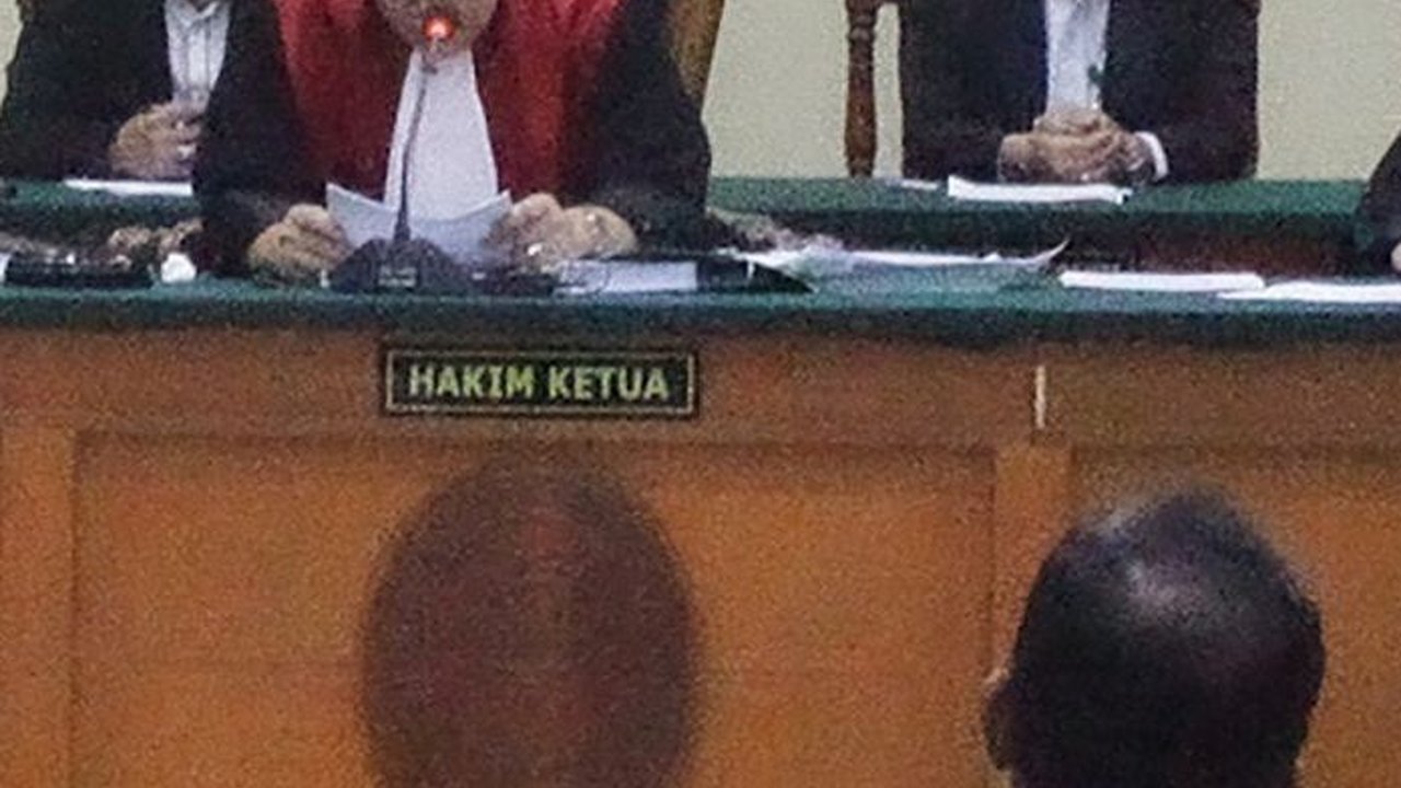 VIDEO: Divonis Tak Bersalah Kasus Lord Luhut, Fatia Tunjuk-Tunjuk Haris Azhar