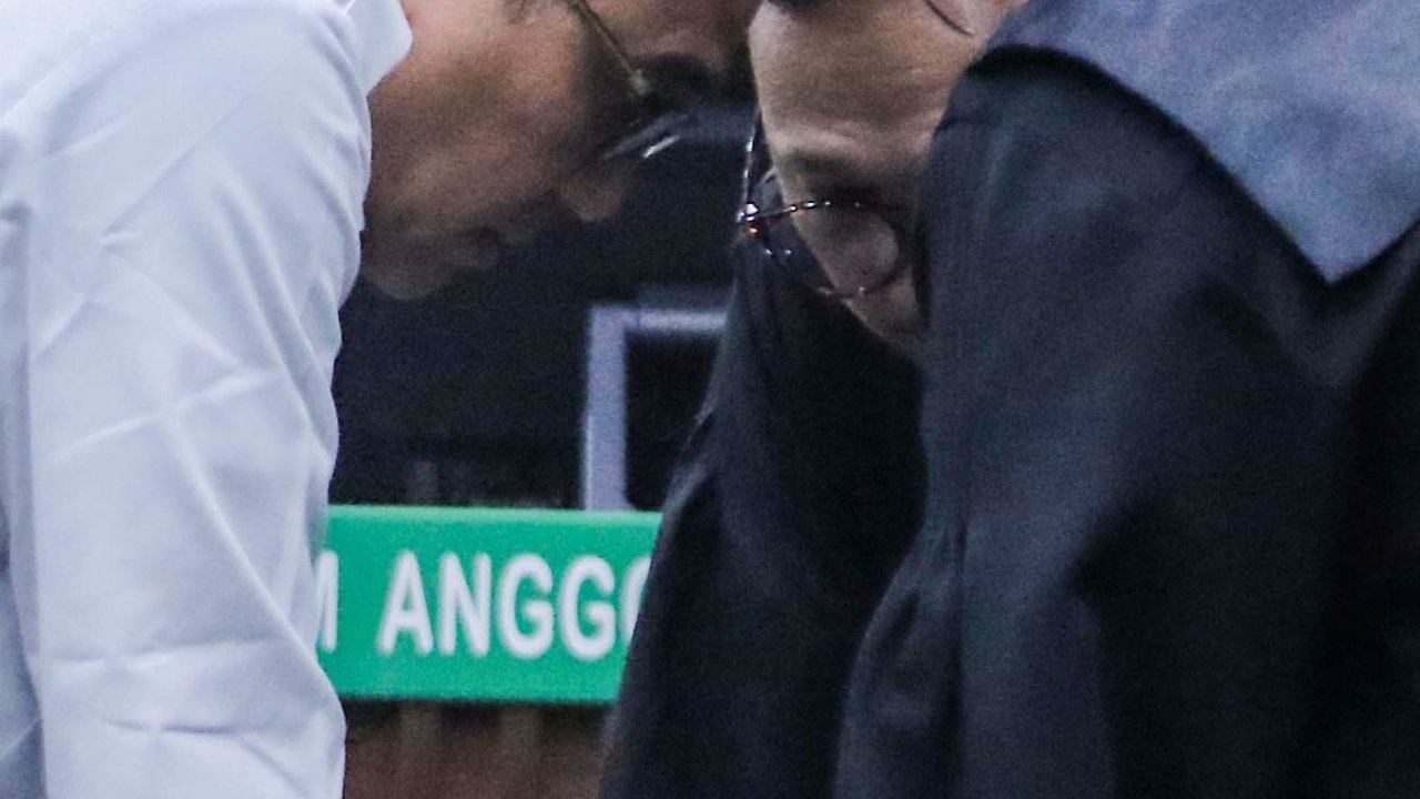 FOTO: Reaksi Wajah Rafael Alun Trisambodo yang Tertunduk Lesu Usai Divonis Hakim 14 Tahun Penjara