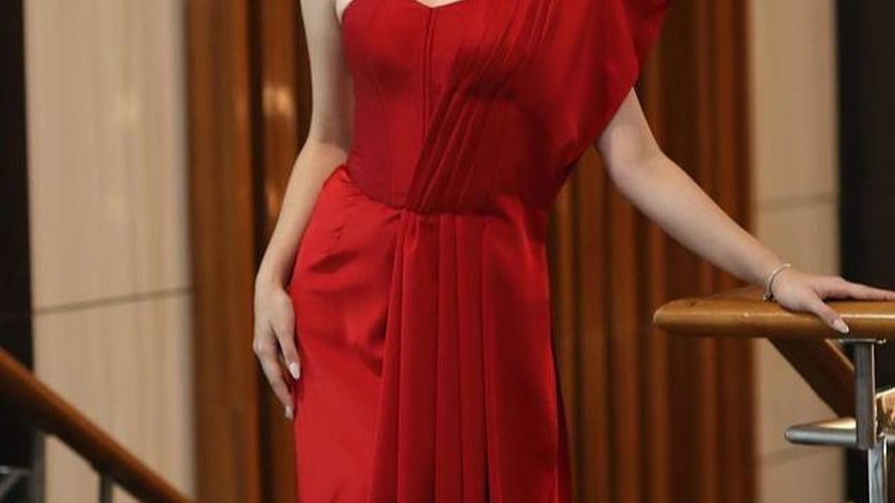 Tak Seperti Gadis 17 Tahun, 8 Penampilan Laura Moane Pacar Al Ghazali Yang Disebut Begitu Dewasa