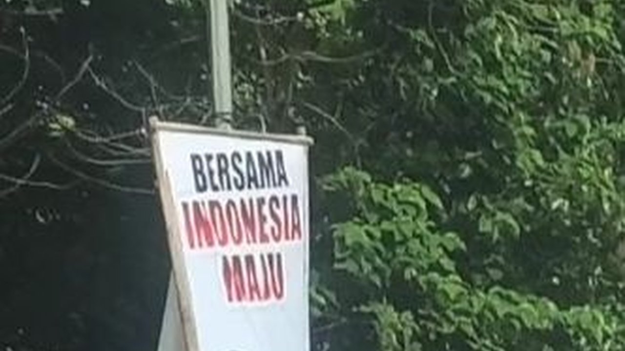 Jokowi Datang, Kota Serang 'Dibanjiri' Baliho Prabowo-Gibran Hingga Dipaku di Pohon