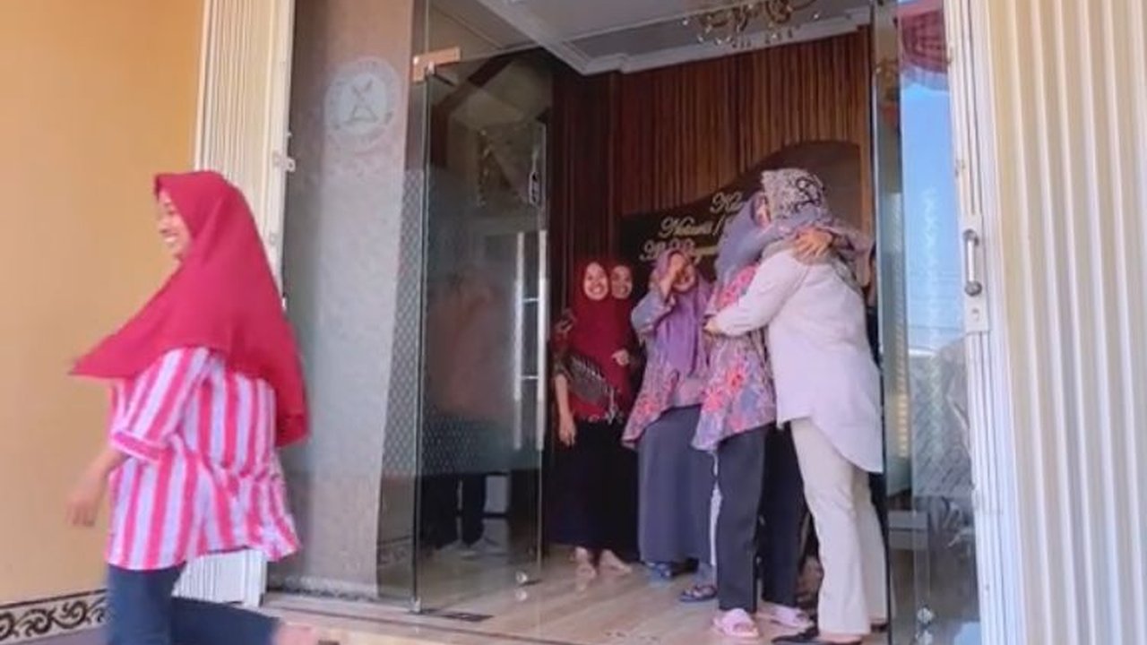 Viral Wanita Berangkatkan Semua Karyawannya Pergi Umrah, Tuai Pujian Warganet