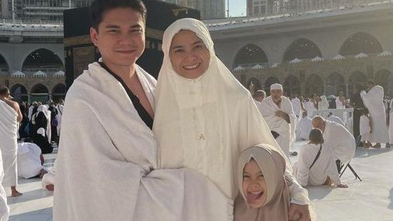 7 Potret Acha Septriasa saat Umrah di Tanah Suci, Tampil Mengenakan Hijab Bikin Pangling