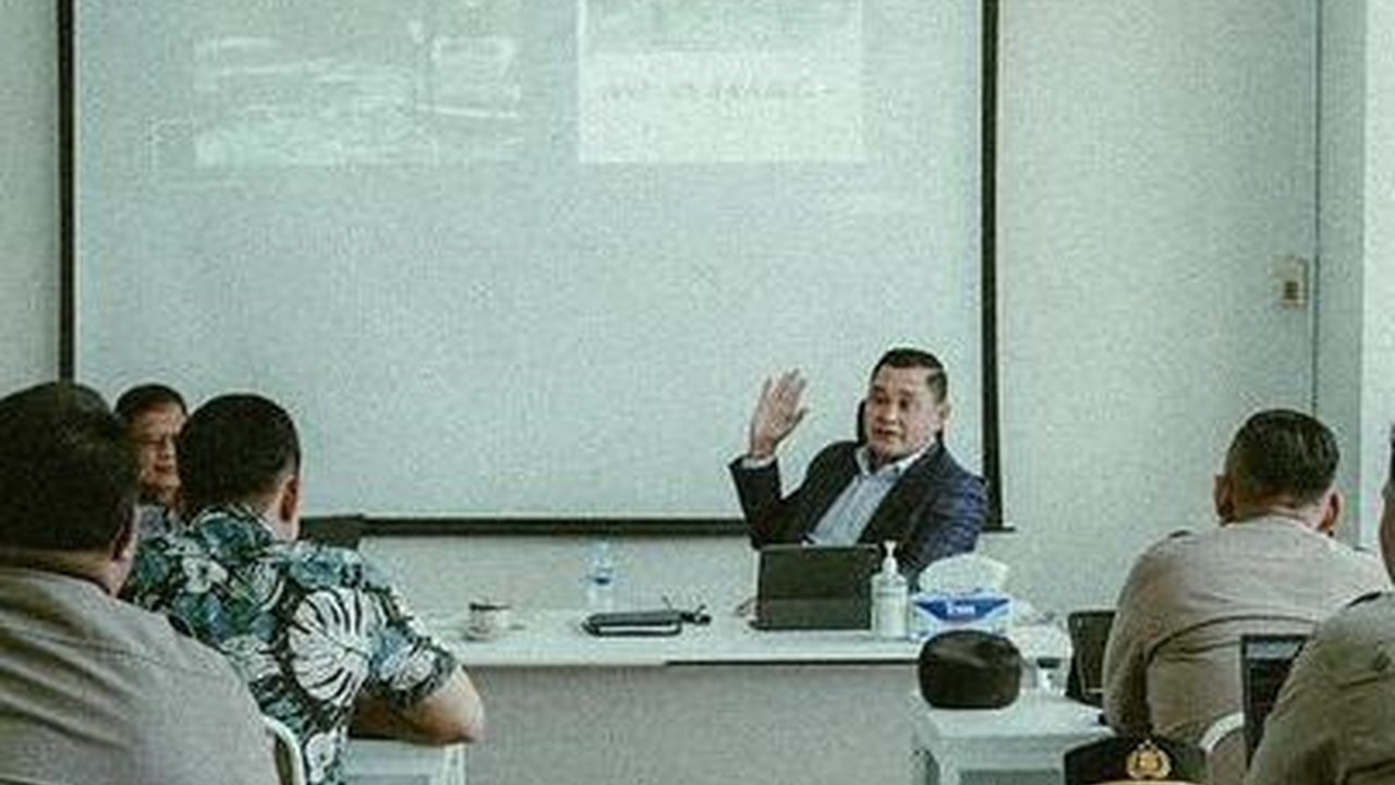 Penampilan Berbeda Jenderal Bintang Tiga saat Ngajar Perwira Polisi Mahasiswa S2