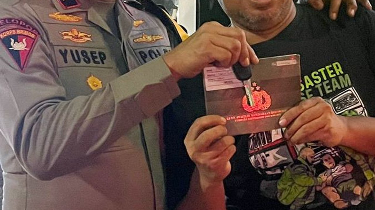 Wakapolda Jatim Hadiahi Bonek Rescue Satu Unit Ambulans