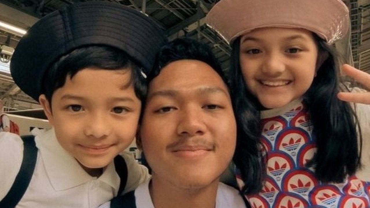 Disebut Cocok Jadi Bapak, 8 Foto Azriel Hermansyah Saat Gendong Azura