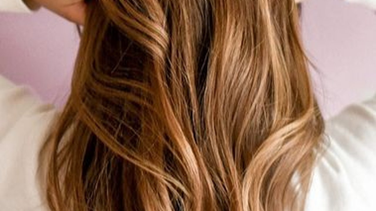 Cara Menghilangkan Bau Rambut Apek, Ketahui Penyebabnya