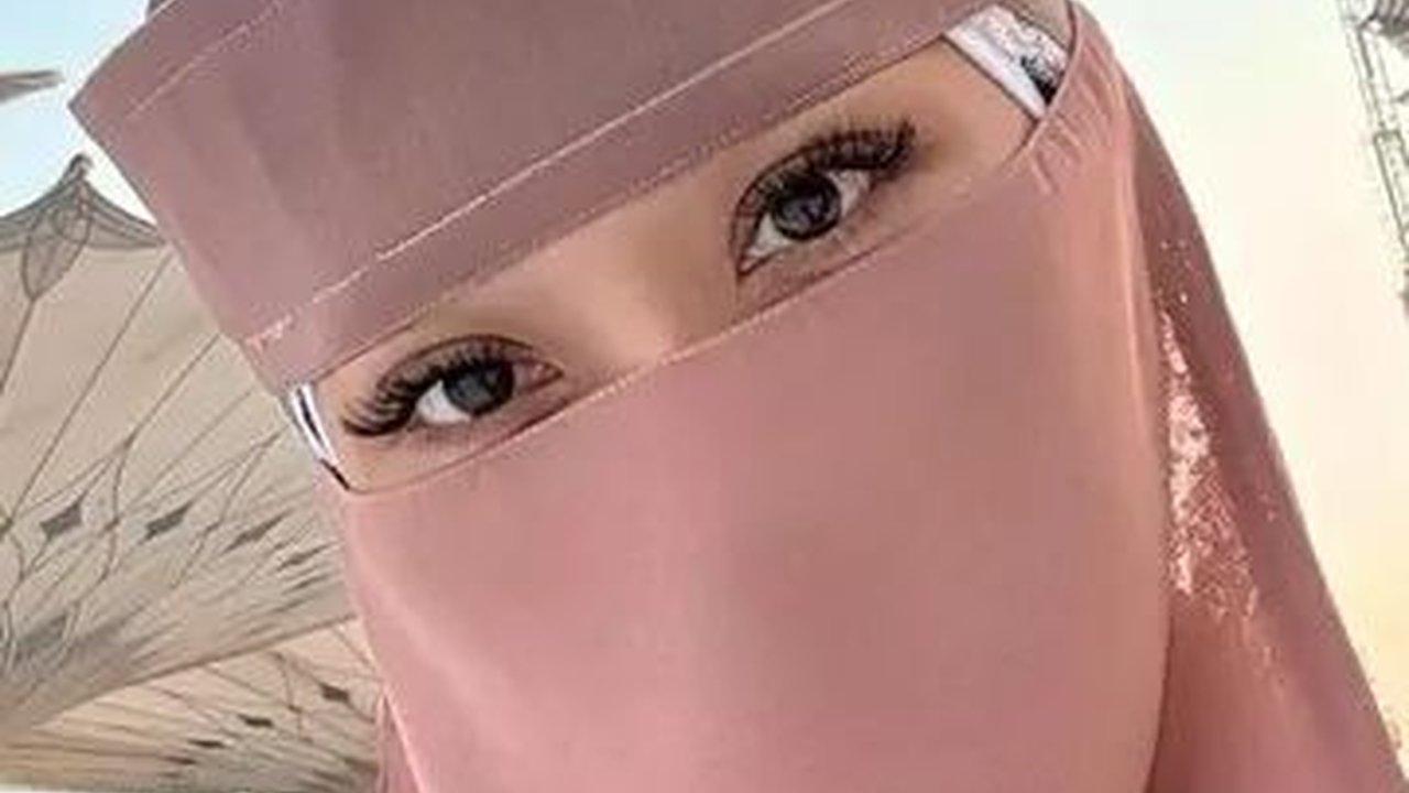 Pesona Artis Pakai Cadar Saat Umrah, dari BCL sampai Ayu Ting Ting