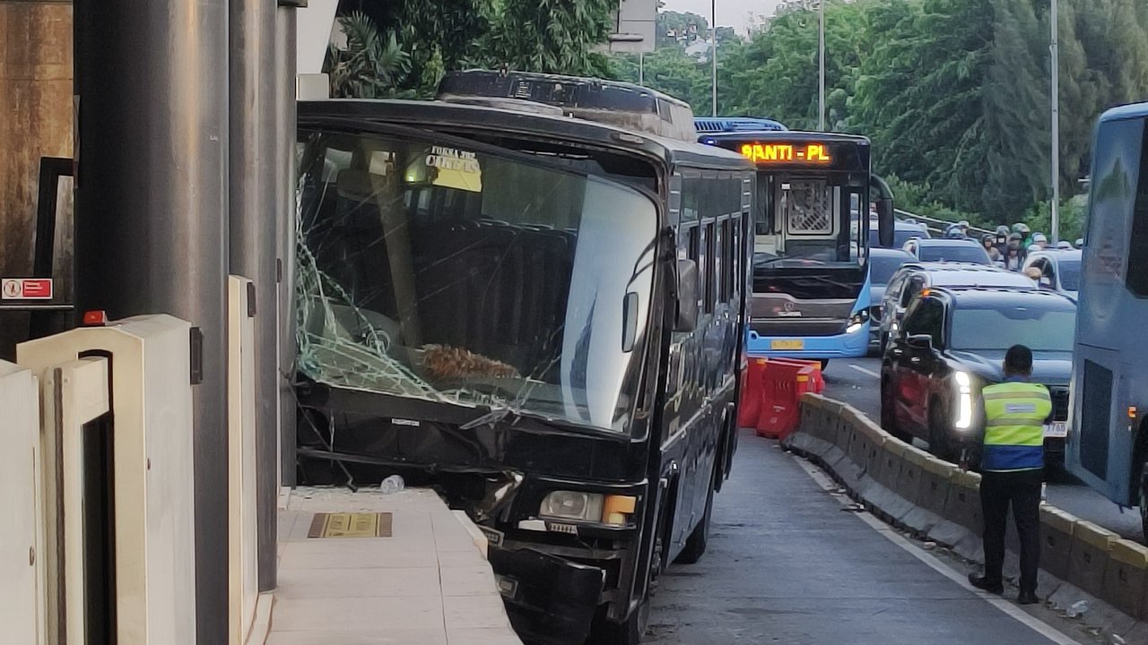 Bus Paspampres Tabrak Halte Transjakarta