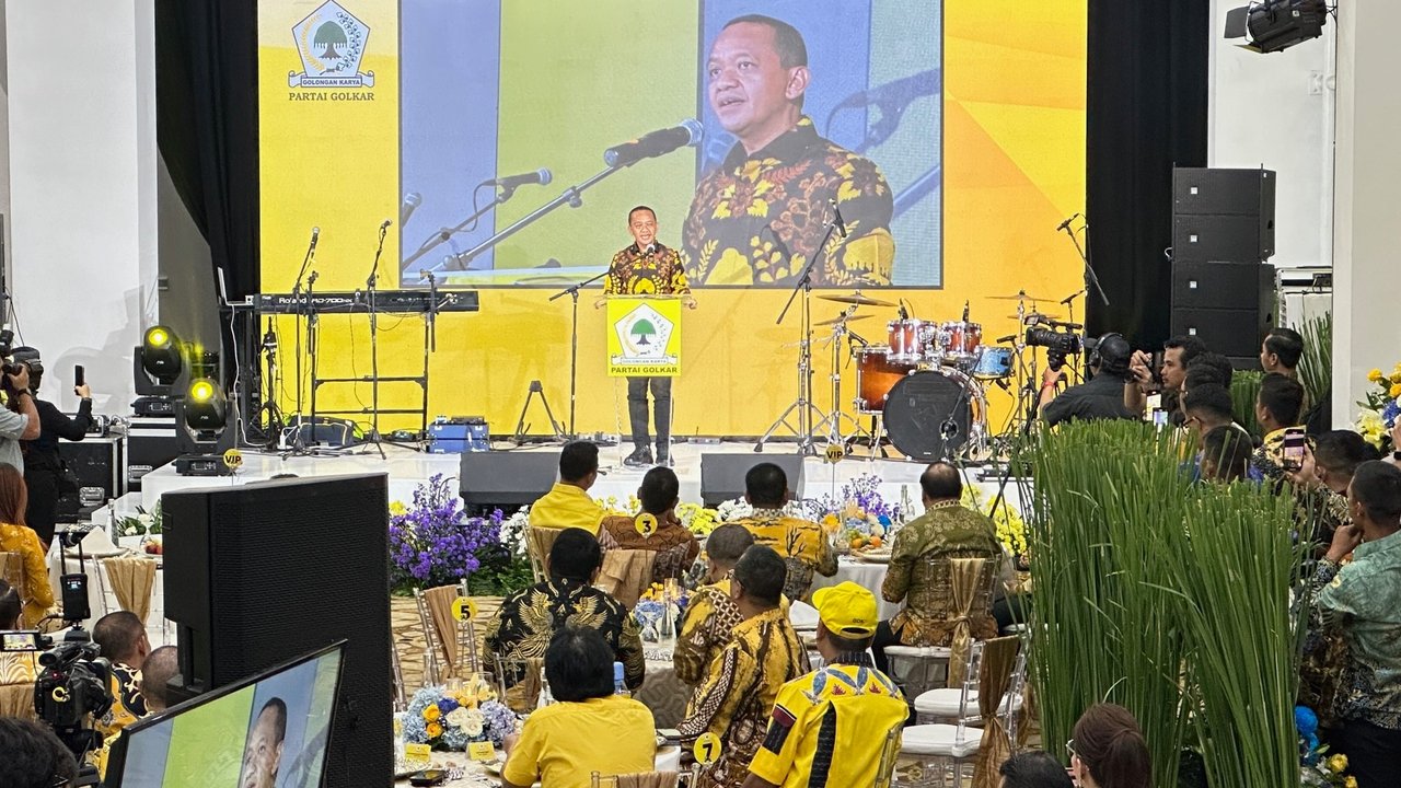 Menteri ESDM Bahlil Lahadalia dalam sambutannya di peresmian smelter PT Amman Mineral. (Tira/Liputan6.com)