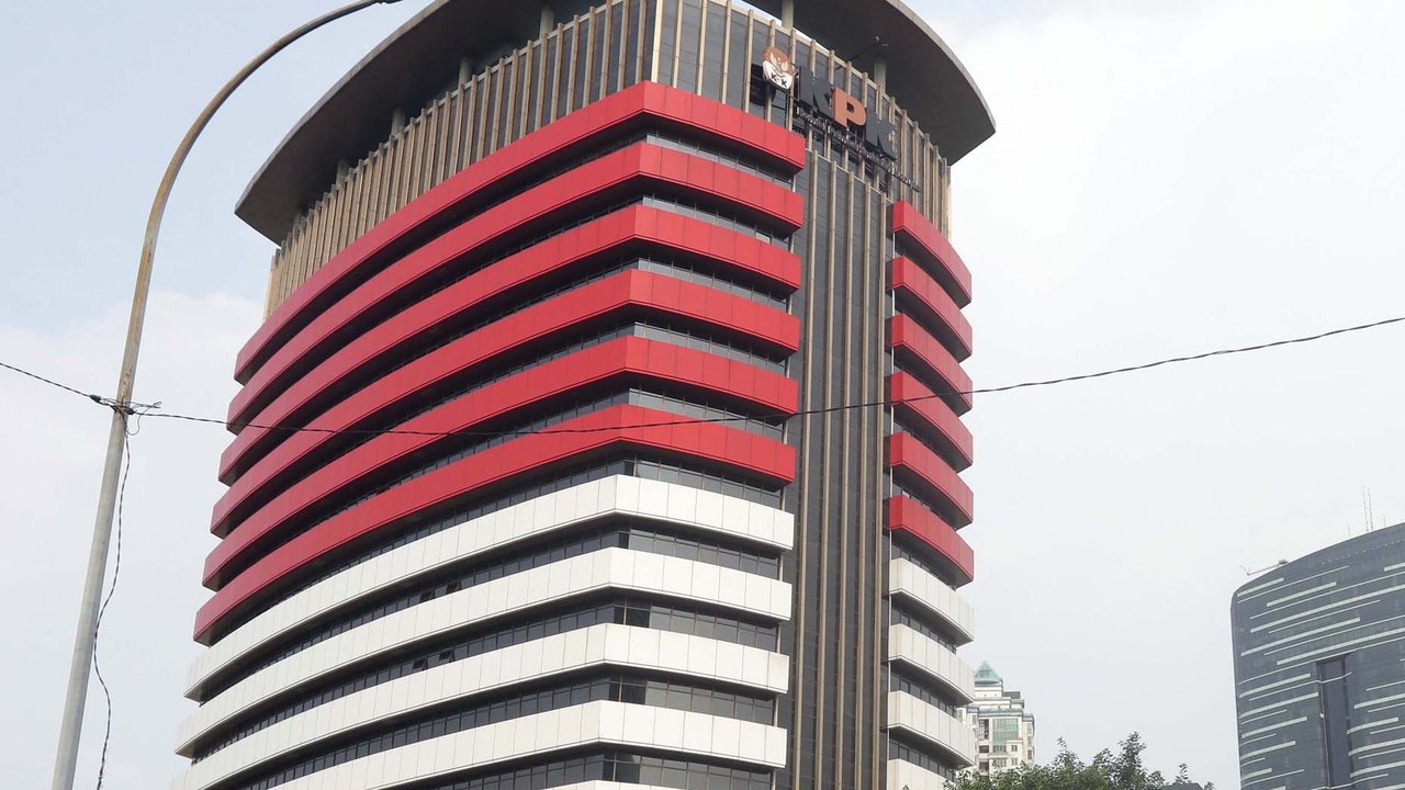 Kendaraan penyemprot air milik kepolisian disiagakan di jalan Kuningan Persada sekitar Gedung Merah Putih KPK, Jakarta, Selasa (1/6/2021). Pengamanan gedung KPK dan sekitarnya diperketat terkait upacara pelantikan pegawai KPK menjadi Aparatur Sipil Negara. (Liputan6.com/Helmi Fithriansyah)