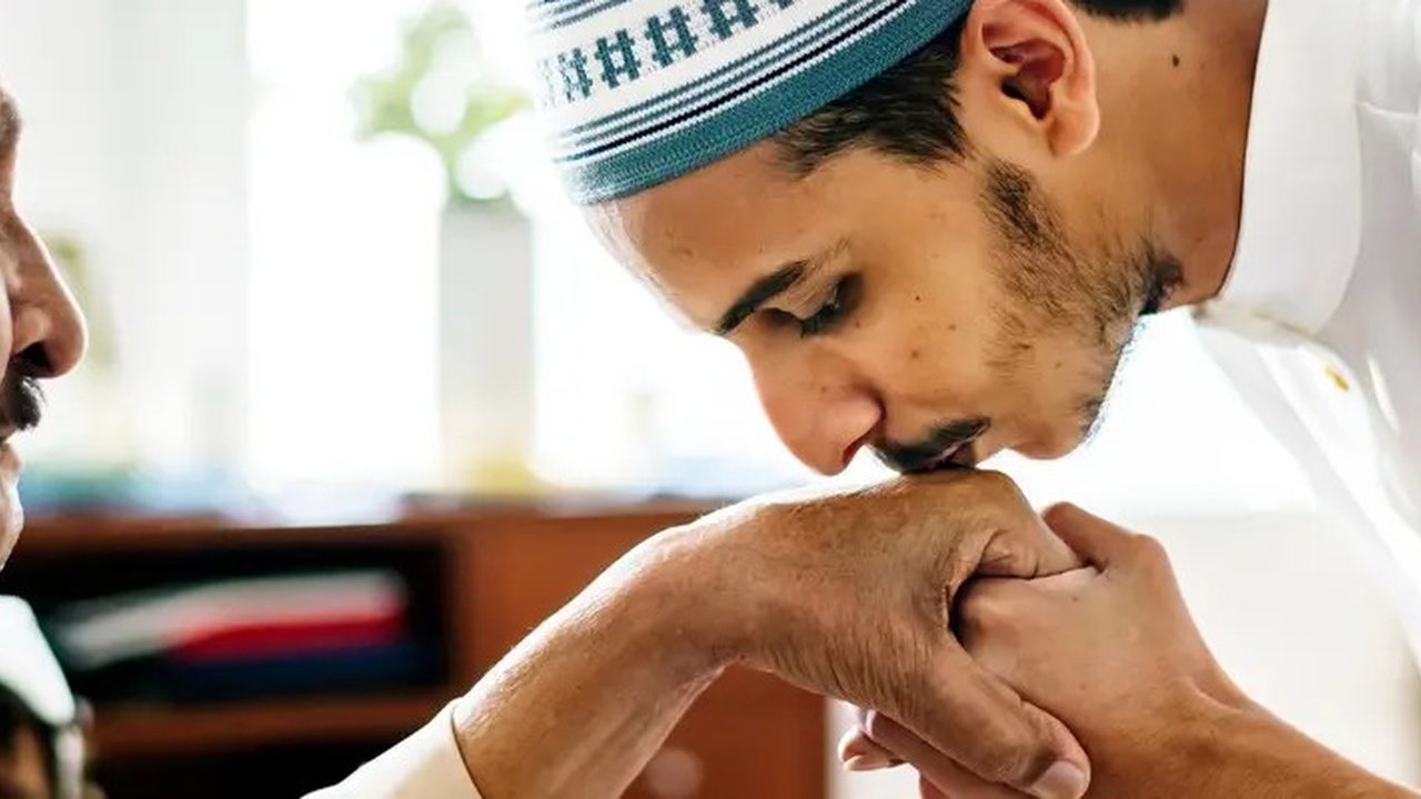 Cara Mencium Tangan yang Benar Menurut Islam
