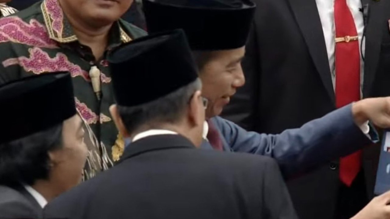 Momen Jokowi Selfie Bareng Komeng Usai Pelantikan Wakil Rakyat 2024-2029