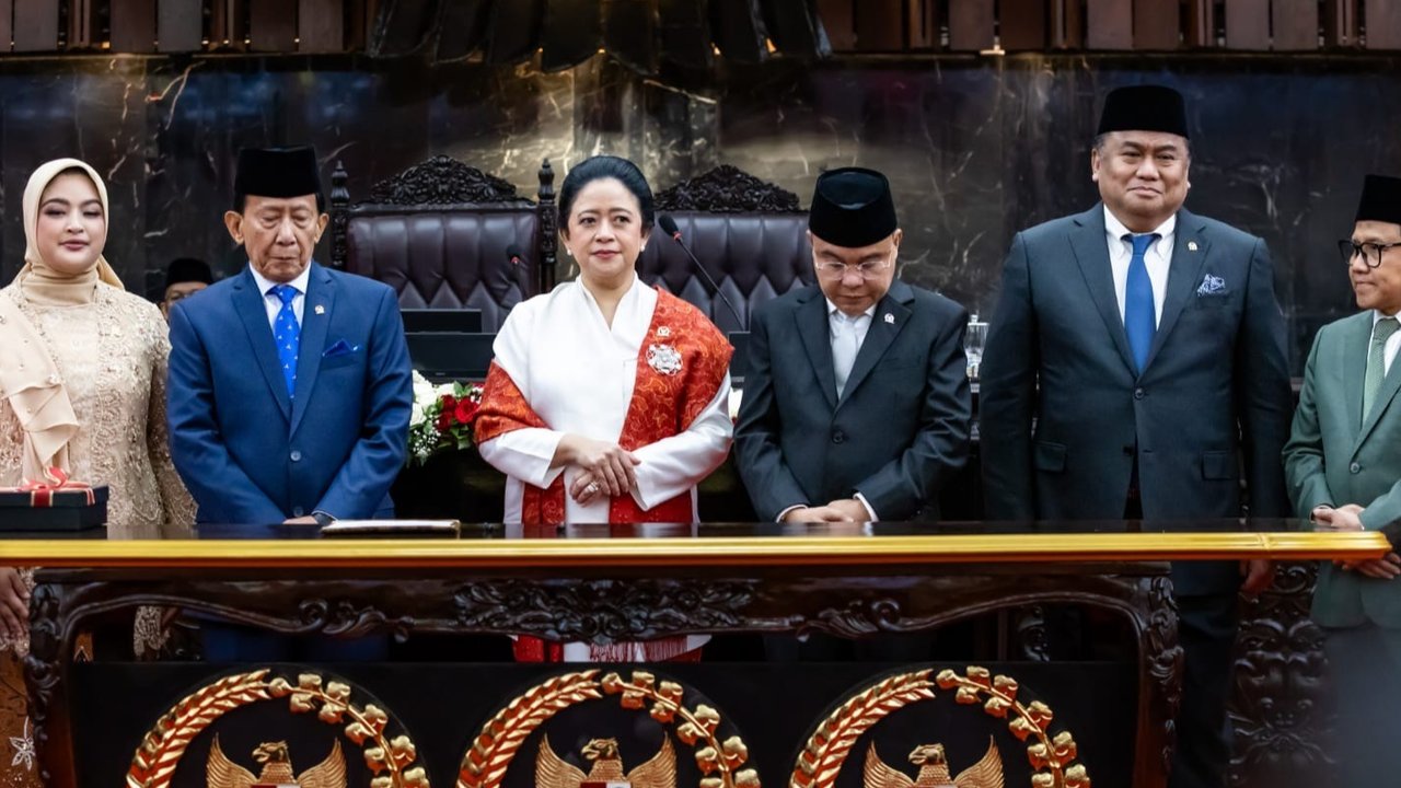 Puan Serahkan Buku Memori Kinerja DPR 2019-2024