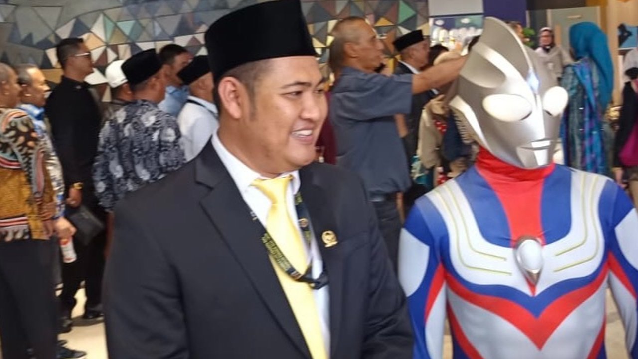 Viral Ultramen di Pelantikan DPR RI