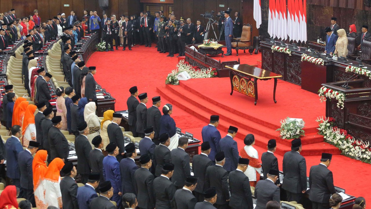Lima perwakilan anggota Dewan Perwakilan Rakyat (DPR) Republik Indonesia terpilih masa bakti 2024-2029 menandatangani berita acara sumpah atau janji di Gedung Nusantara, Kompleks Parlemen, Se