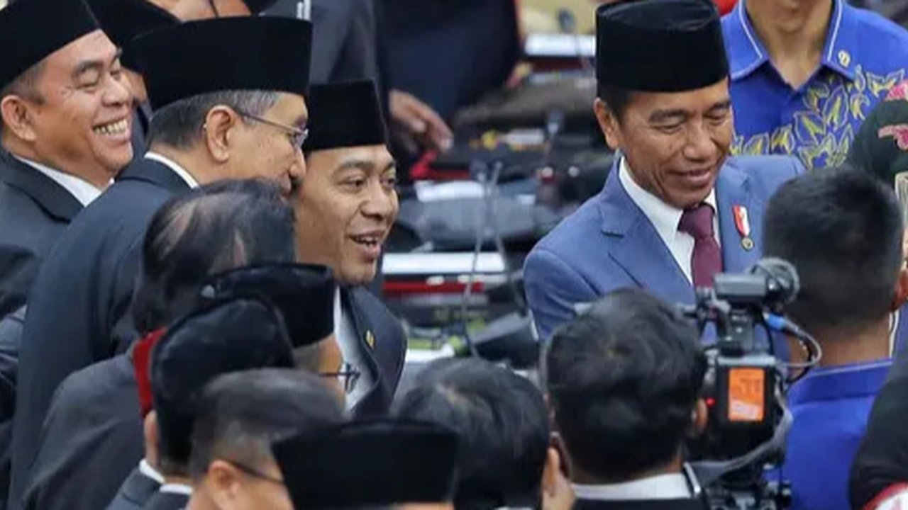 Komedian, Alfiansyah atau Komeng (tengah) usai rapat paripurna pelantikan anggota Parlemen Republik Indonesia terpilih periode 2024-2029 di Gedung Nusantara, Kompleks Parlemen, Senayan, Jakarta, Selasa (1/10/2024). Alfiansyah atau Komeng terpilih menjadi anggota Dewan Perwakilan Daerah (DPD) RI dari Provinsi Jawa Barat. (Liputan6.com/Angga Yuniar)