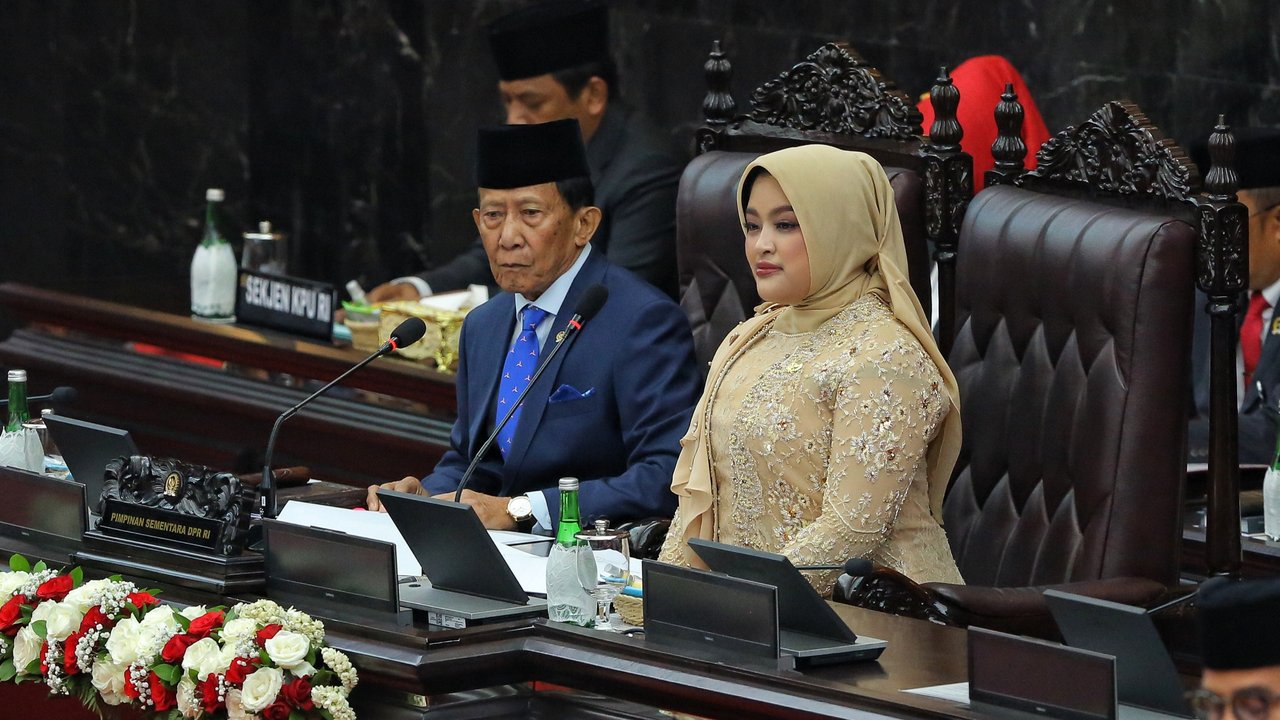 Anggota DPR periode 2024-2029 tertua dari Partai Demokrat Zulfikar Achmad (kiri) didampingi anggota DPR termuda dari Partai Gerindra Annisa MA Mahesa (kanan) memimpin rapat paripurna perdana di Gedung Nusantara, Kompleks Parlemen, Senayan, Jakarta, Selasa (1/10/2024).