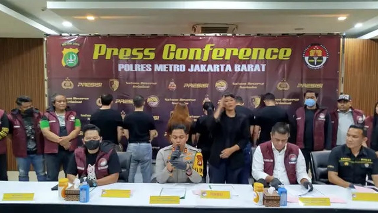Rumah tangga Andew Andika tengah jadi sorotan setelah Tengku Dewi Putri membongkar dugaaan perselingkuhan sang suami dengan ani-ani di medsos.