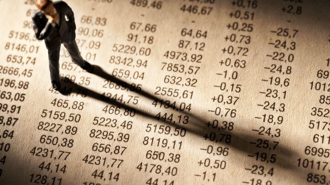 Ilustrasi seseorang mengecek mutasi rekening.