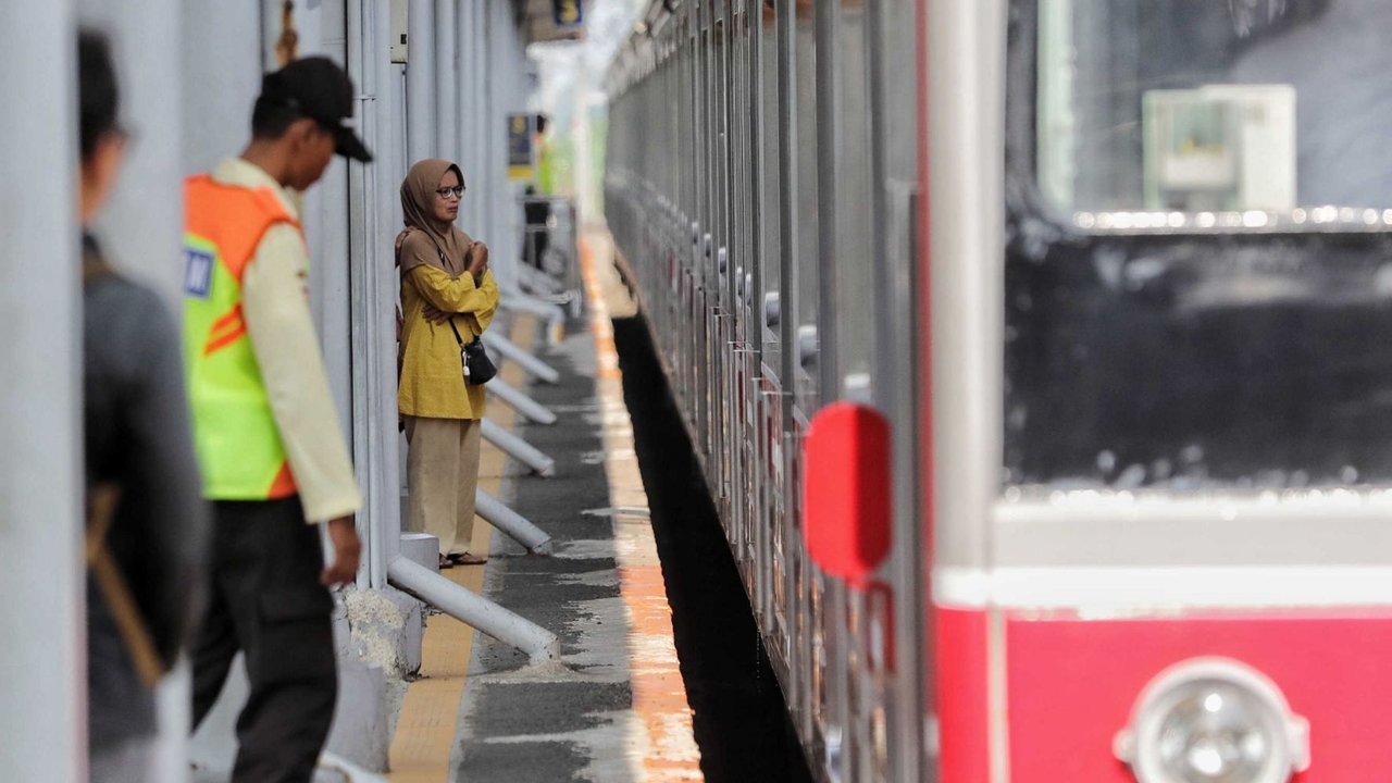 Penumpang turun dari kereta commuter Line di st Rawa Buaya, Jakartq Barat, Kamis (26/9/2024).