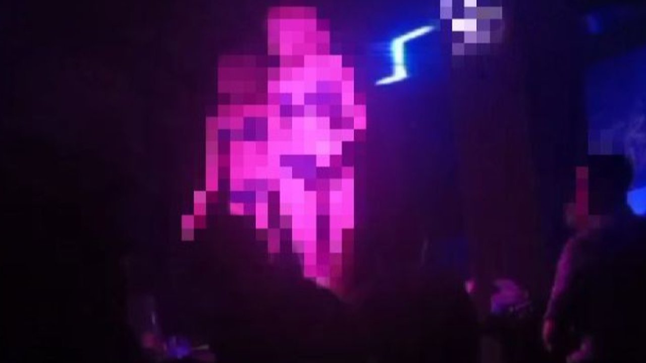 Penari Erotis di The Plaza Lombok