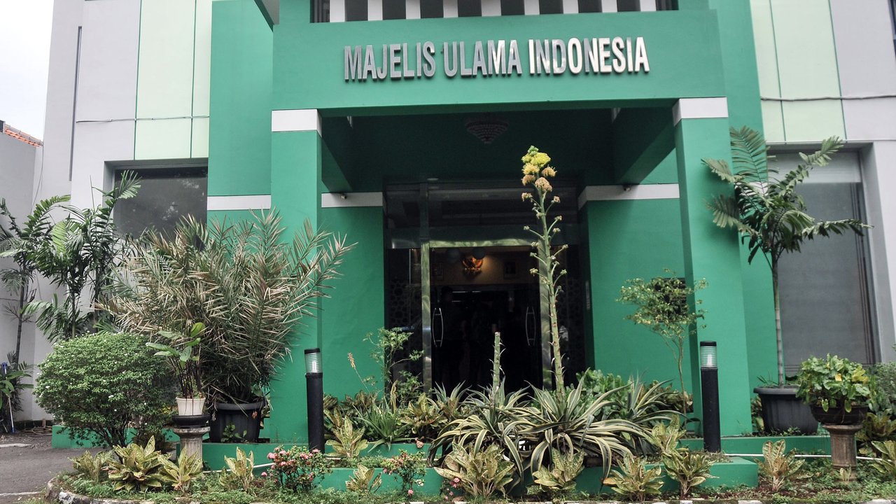 <p>Masih banyak juga petugas yang masih keluar masuk kantor MUI. Bahkan beberapa kendaraan jajaran penyidik masih lalu lalang, beberapa di antaranya terparkir di sekitaran TKP hingga membuat macet. (merdeka.com/Iqbal S. Nugroho)</p>
