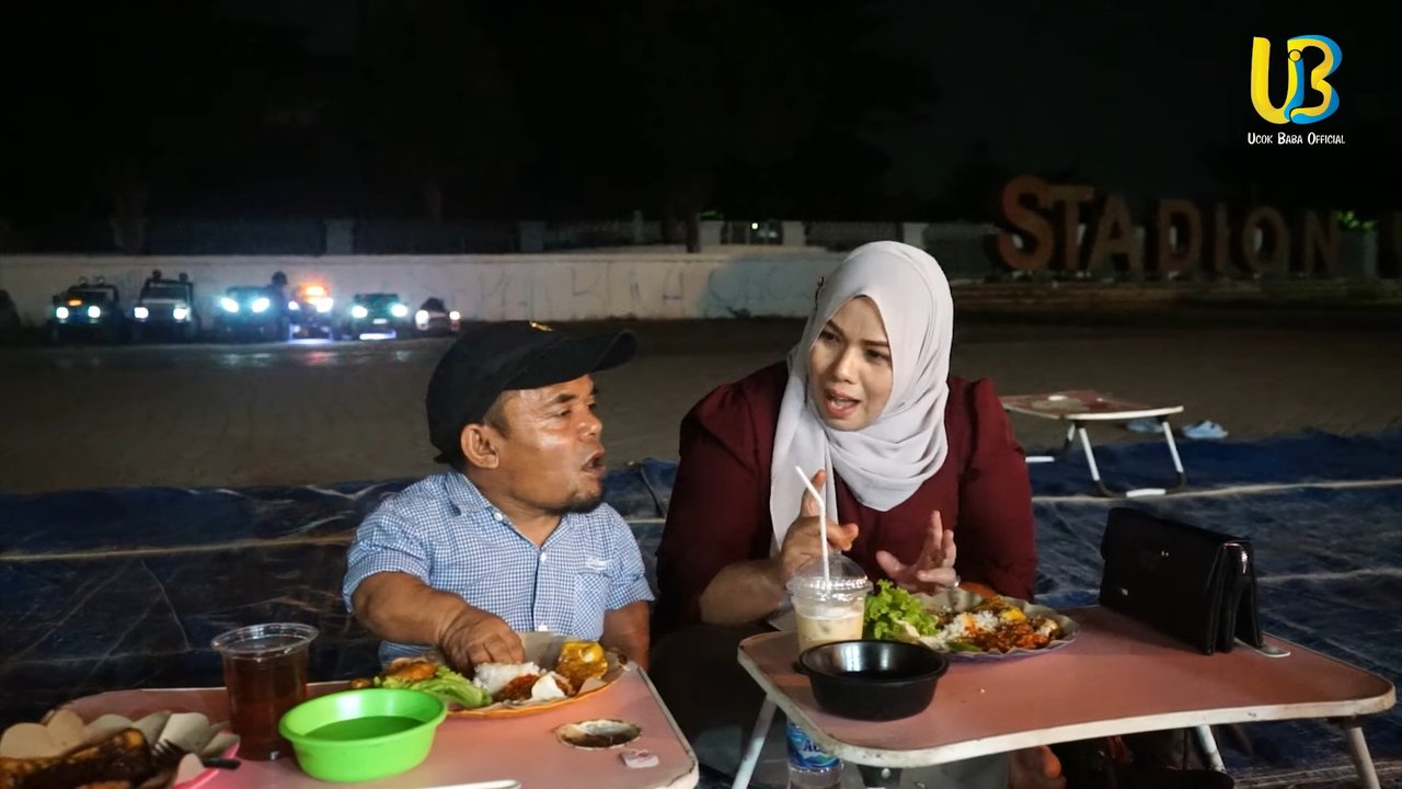 27 Tahun Bersama, Ucok Baba Ajak Sang Istri Makan Pecel Ayam di Pinggir Jalan Begitu Romantis