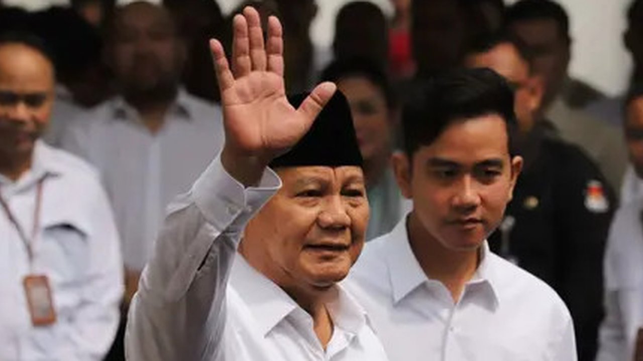 Pasangan calon presiden dan wakil presiden (Capres-Cawapres) nomor urut 2 Prabowo Subianto dan Gibran Rakabuming Raka tiba di Gedung Komisi Pemilihan Umum Republik Indonesia (KPU RI), Jakarta
