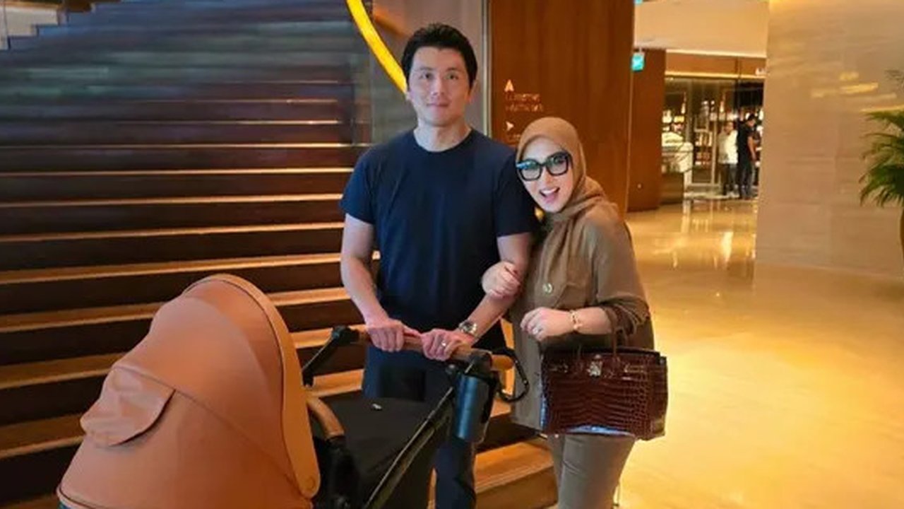 Seperti potret ini, sambil mendorong stroller Rp21,5 juta, Syahrini tampak menawan mengenakan pakaian serba coklat dari kerudung hingga setelan bajunya.  Tak lupa ia pun membawa tas Hermes model Birkin 30 miel shiny niloticus crocodile with palladium hardware. Sesuai namanya, tas Syahrini terbuat dari kulit buaya dibanderol dengan harga Rp725 juta.  [@princessyahrini].