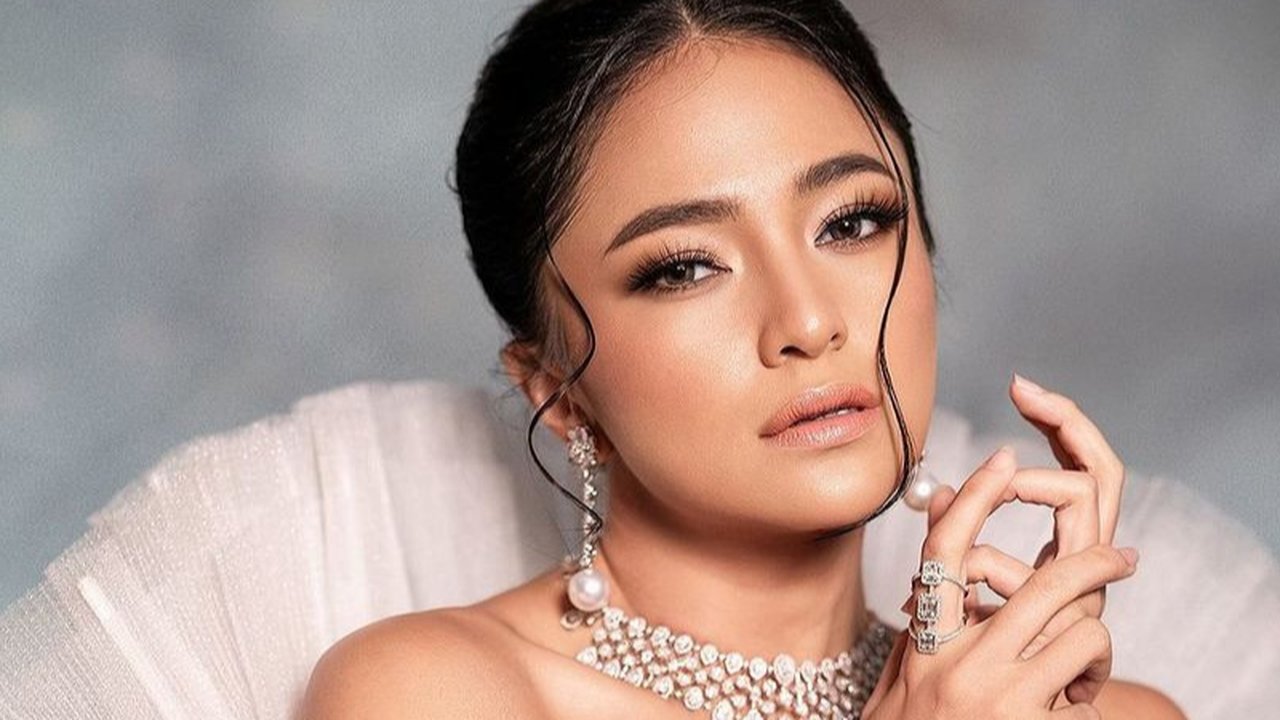 Marshanda, aktris yang dikenal luas di Indonesia, baru-baru ini menarik perhatian publik setelah berhasil menurunkan berat badannya secara signifikan. Dalam kurun waktu satu tahun, ia berhasil mengurangi berat badan hingga 21 kilogram. Transformasi ini tidak hanya mengubah penampilannya, tetapi juga memberikan inspirasi bagi banyak orang yang berjuang dengan masalah berat badan.