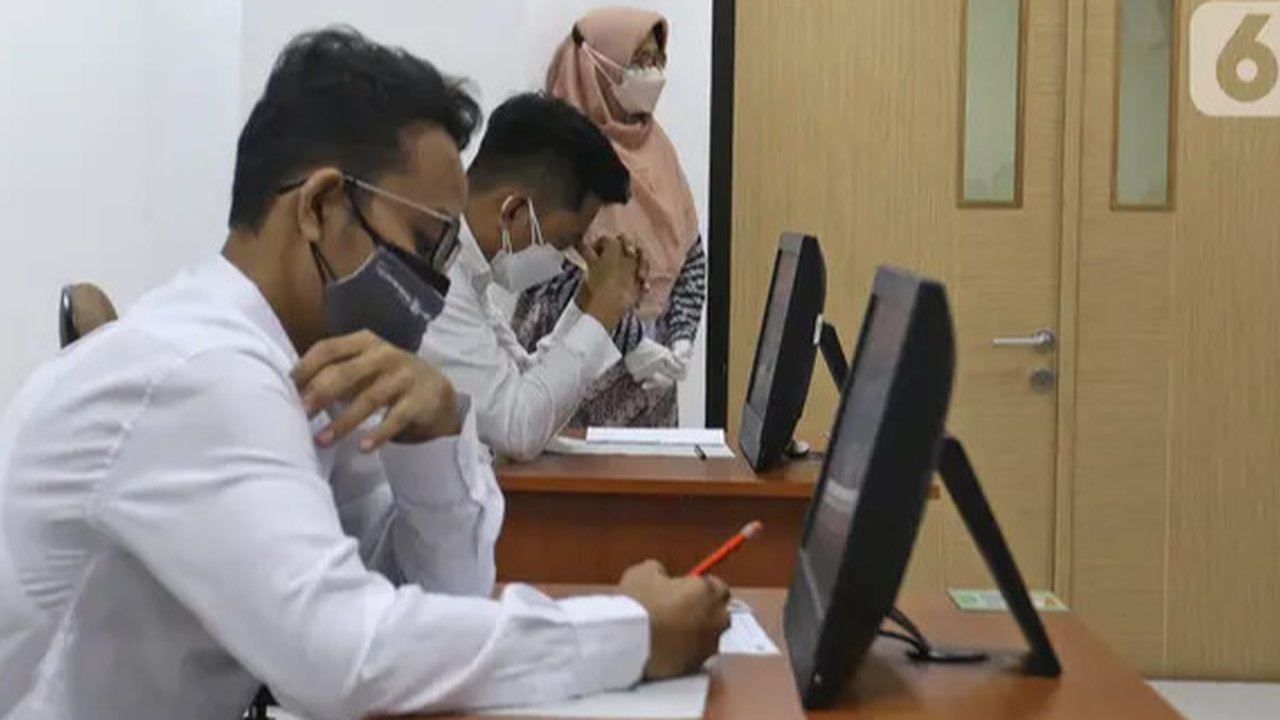 Ekspresi peserta saat mengikuti Seleksi Kompetensi Dasar (SKD) berbasis Computer Assisted Test (CAT) untuk CPNS Kementerian Agraria Tata Ruang/Badan Pertanahan Nasional (ATR/BPN) di Kantor BK