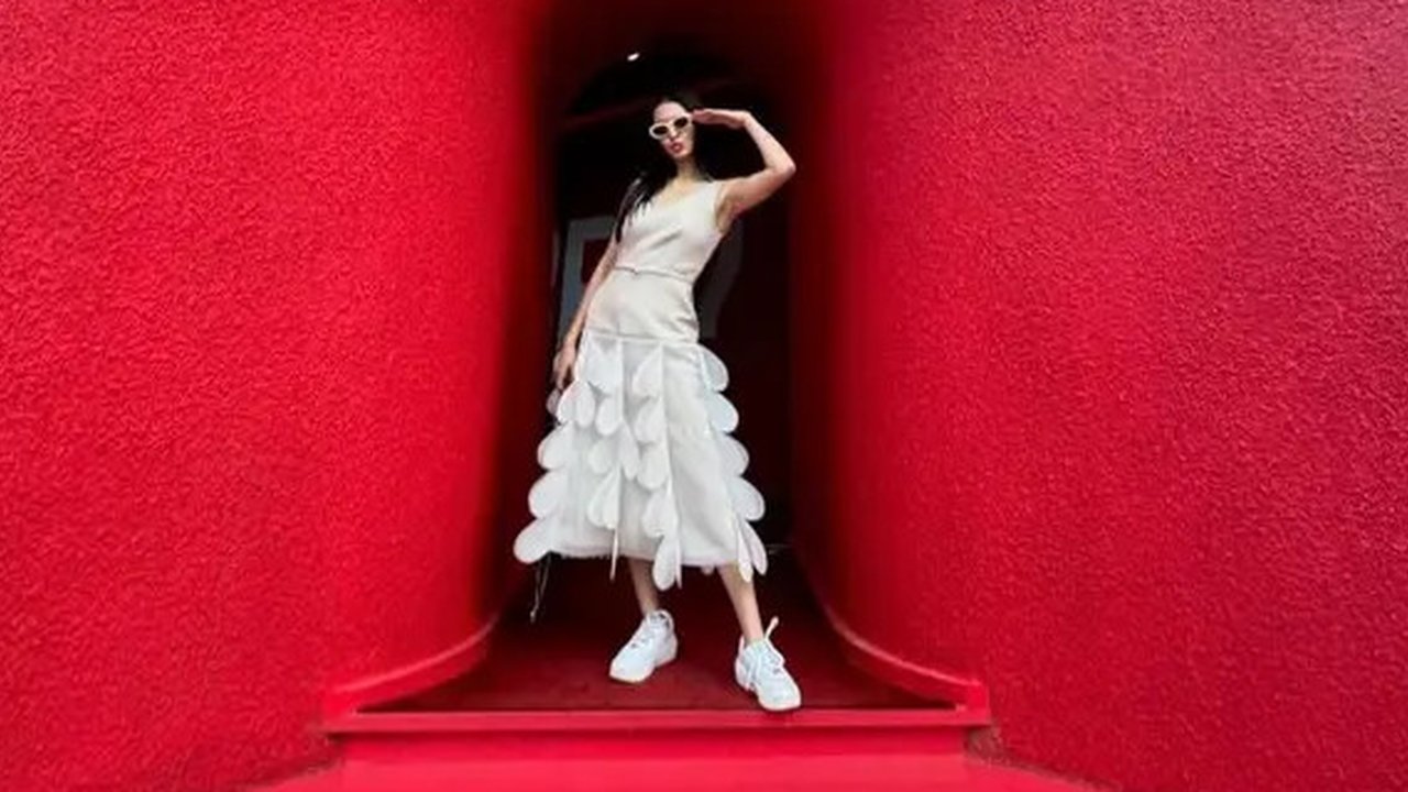 Lihat di sini pilihan outfit Raline Shah saat pergi ke art gallery yang bisa jadi inspirasi. [IG: @ralineshah].
