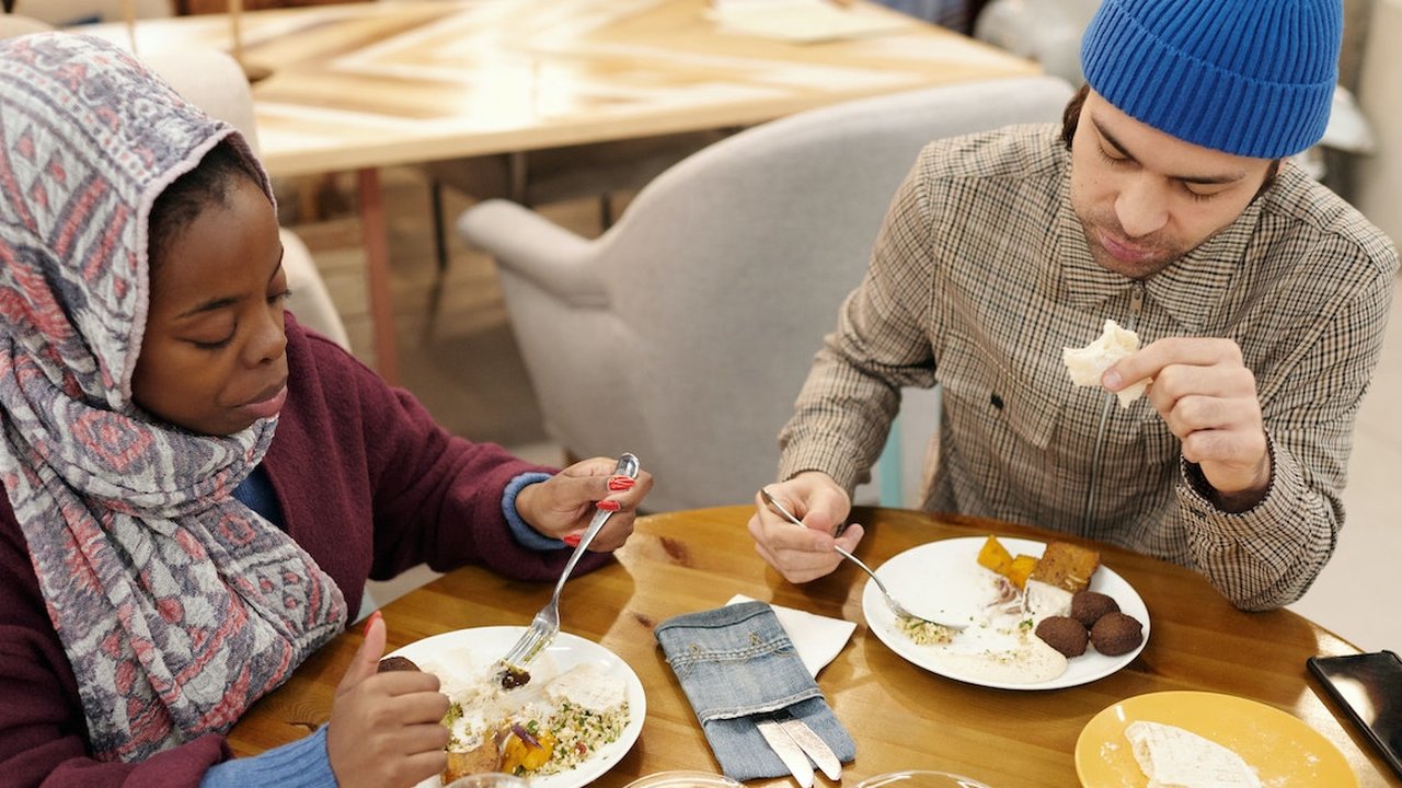 Ilustrasi Makan Bersama