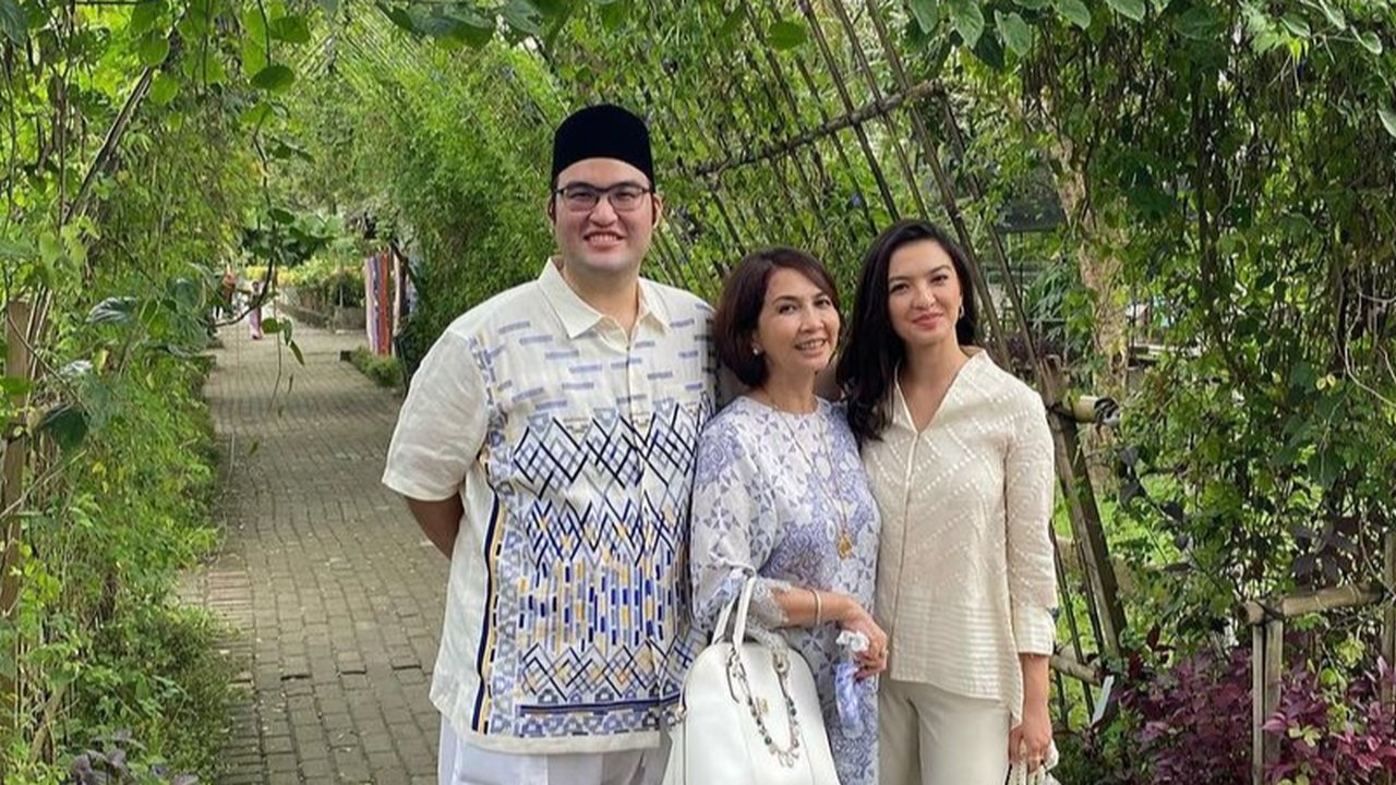 Tak berhenti sampai di situ, Raline juga memiliki beberapa rusa yang diletakkan di sebuah kebun binatang mini di halaman rumahnya. Keren banget ya!