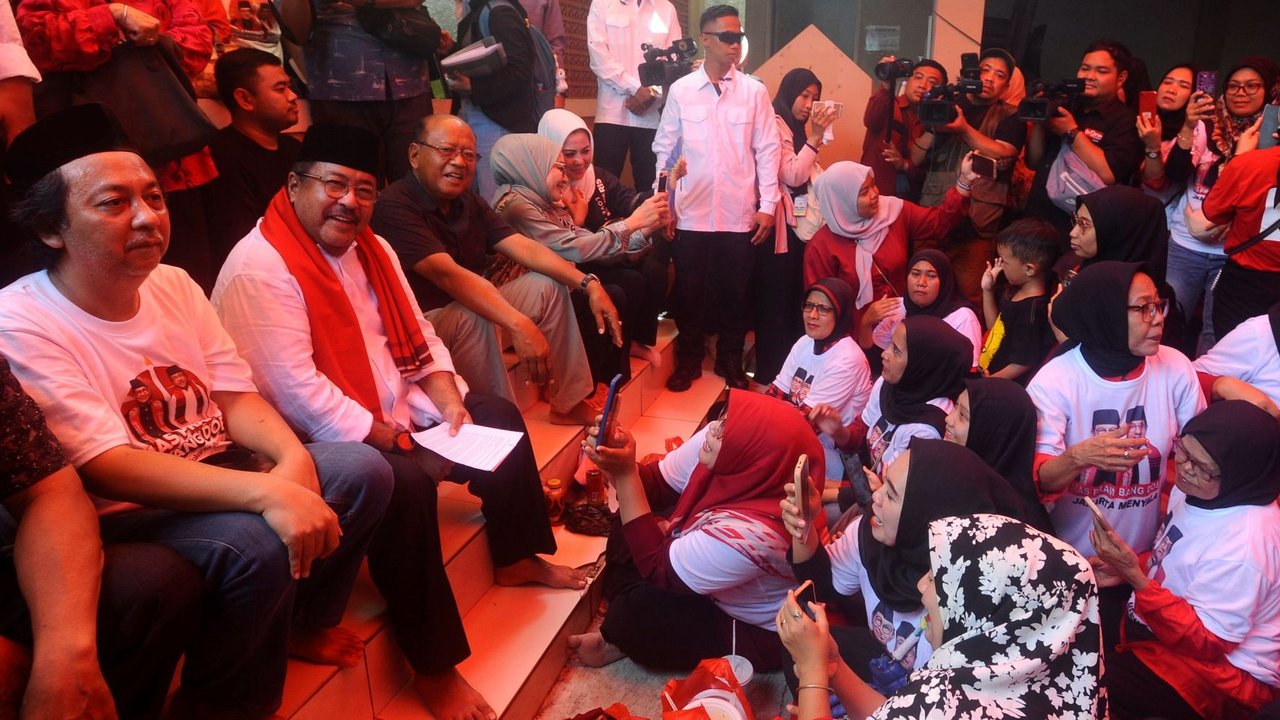Calon wakil gubernur Jakarta nomor urut 3, Rano Karno, saat melakukan kampanye Pilkada DKI di lenteng Agung, Jakarta Selatan, Kamis (26/09/2024). Dalam kesempatan ini si Doel disambut atraksi kesenian Betawi palang Pintu.