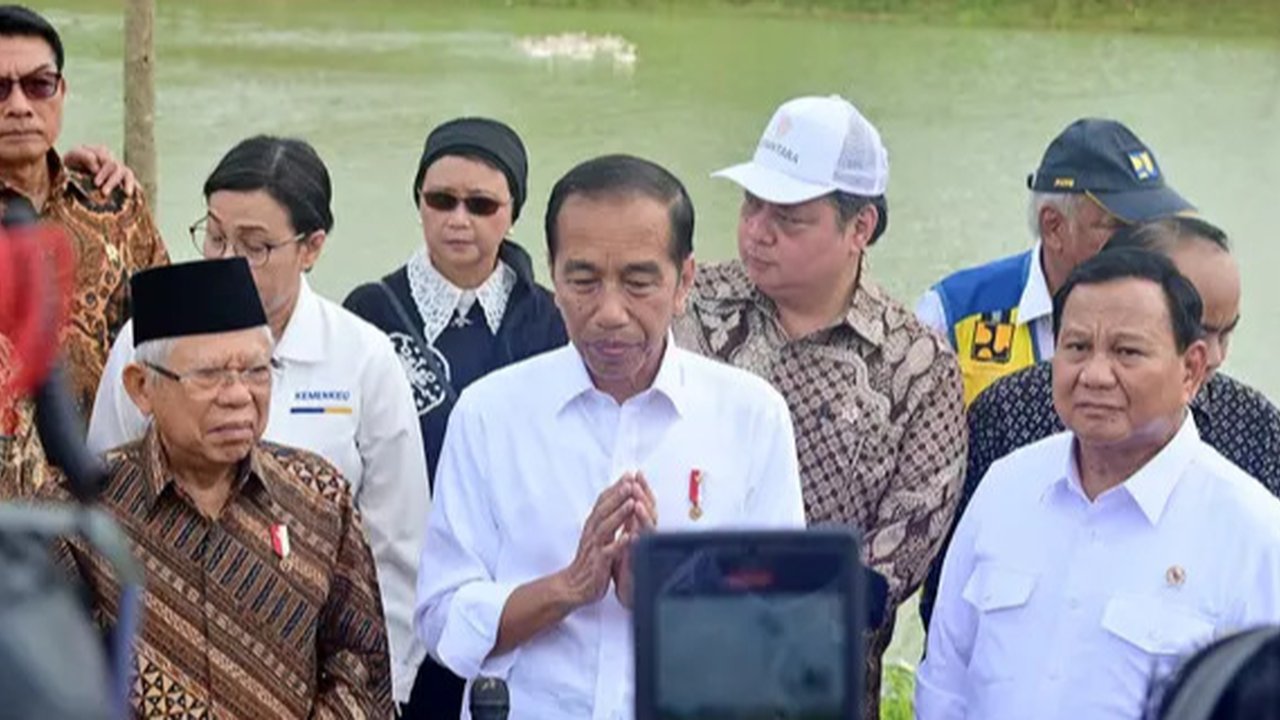 Presiden Republik Indonesia (RI) Joko Widodo didampingi sejumlah menteri meninjau progres pembangunan Ibu Kota Nusantara (IKN) di Kabupaten Penajam Paser Utara, Kalimantan Timur.
