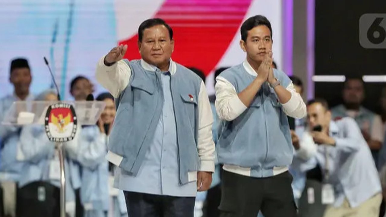 Sekretaris Jendral Relawan Kami Gibran, Dian Eka Yanto (kiri) mendampingi Calon Wakil Presiden Gibran Rakabuming Raka menemui masyarakat di Bandar Lampung dan Palembang pada 11-12 November 2023 (Istimewa)