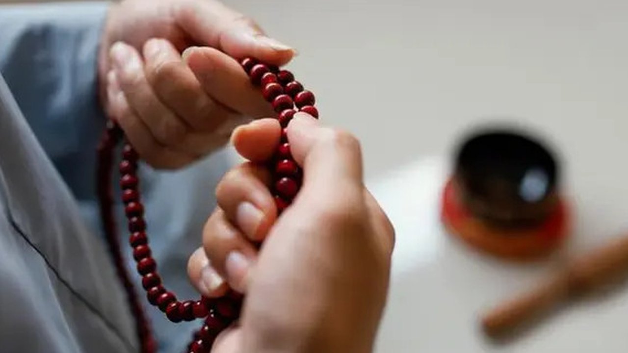 Ilustrasi muslim berzikir,berdoa. (Photo Copyright by Freepik)