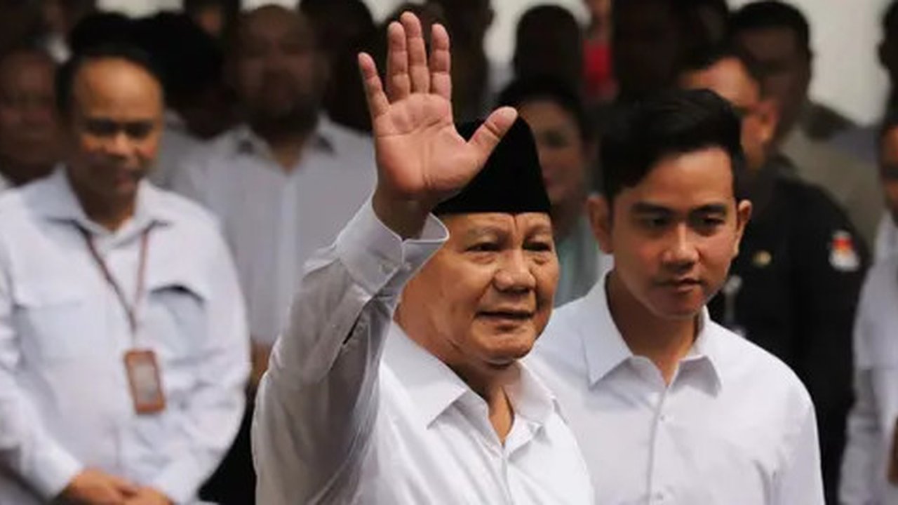 Pasangan calon presiden dan wakil presiden (Capres-Cawapres) nomor urut 2 Prabowo Subianto dan Gibran Rakabuming Raka tiba di Gedung Komisi Pemilihan Umum Republik Indonesia (KPU RI), Jakarta