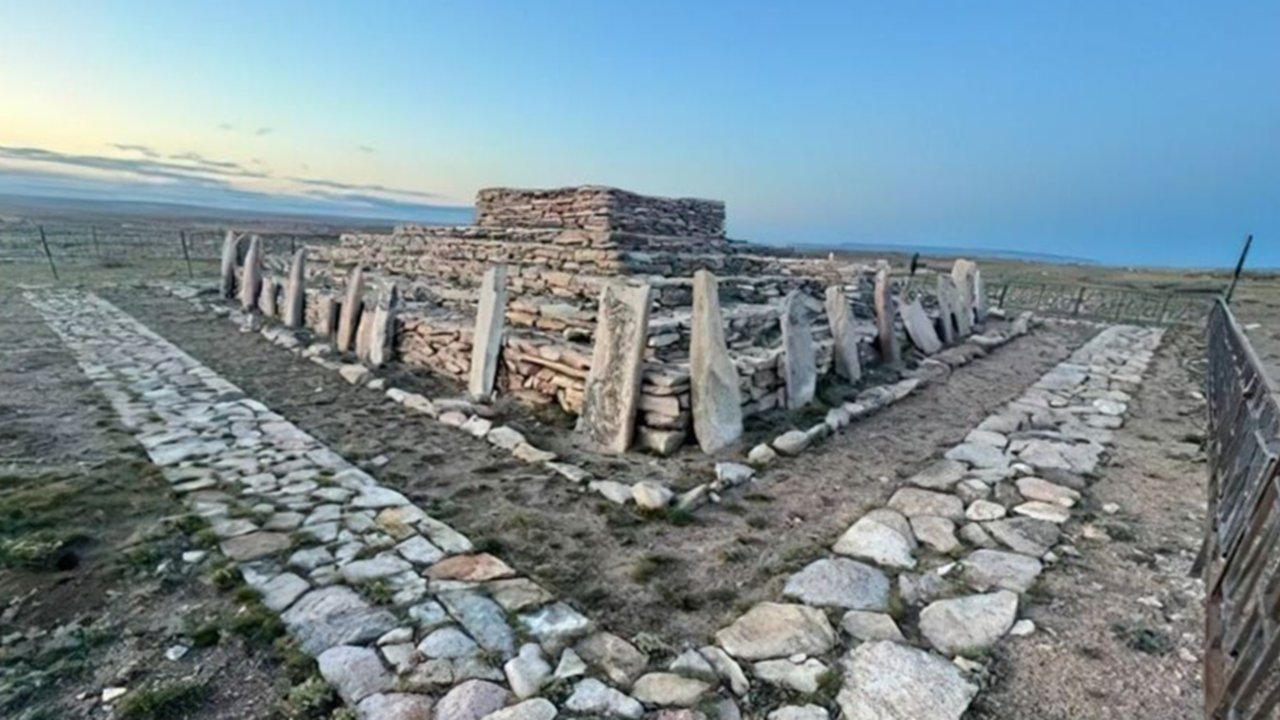 Piramida Karazhartaz di Kazakhstan.