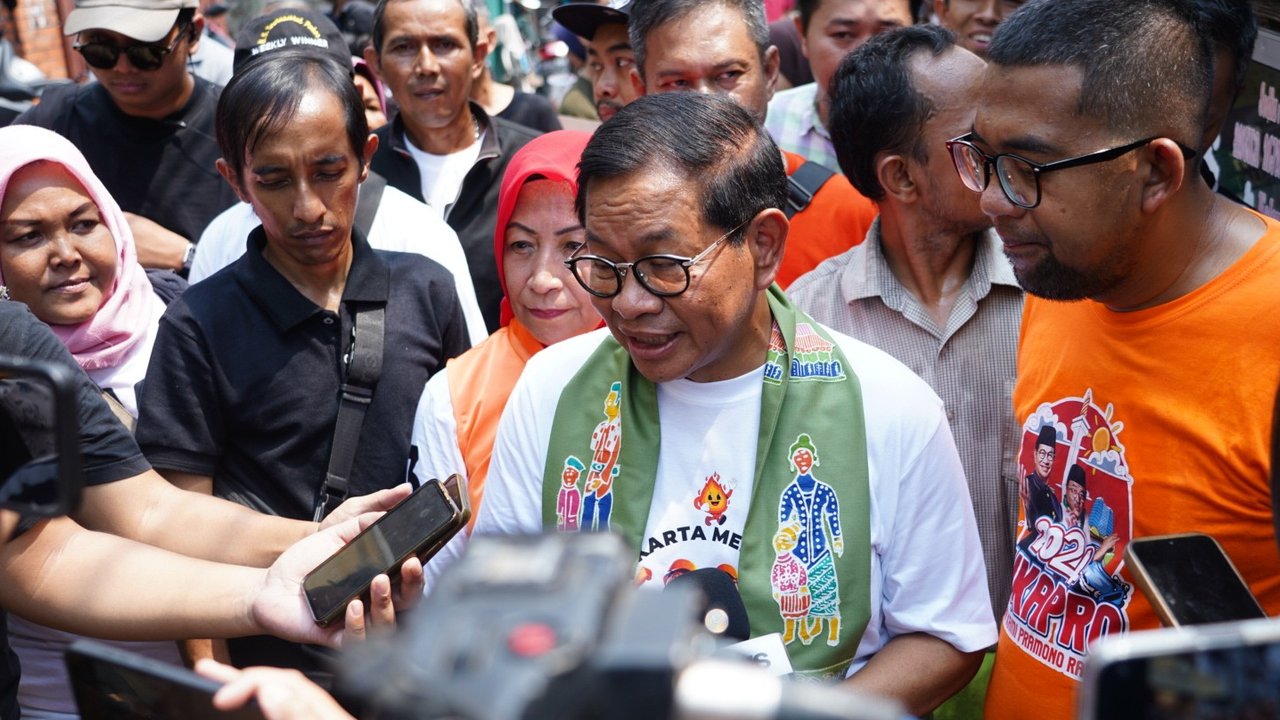 Pramono Anung menyambangi daerah padat penduduk di kawasan Tanah Abang