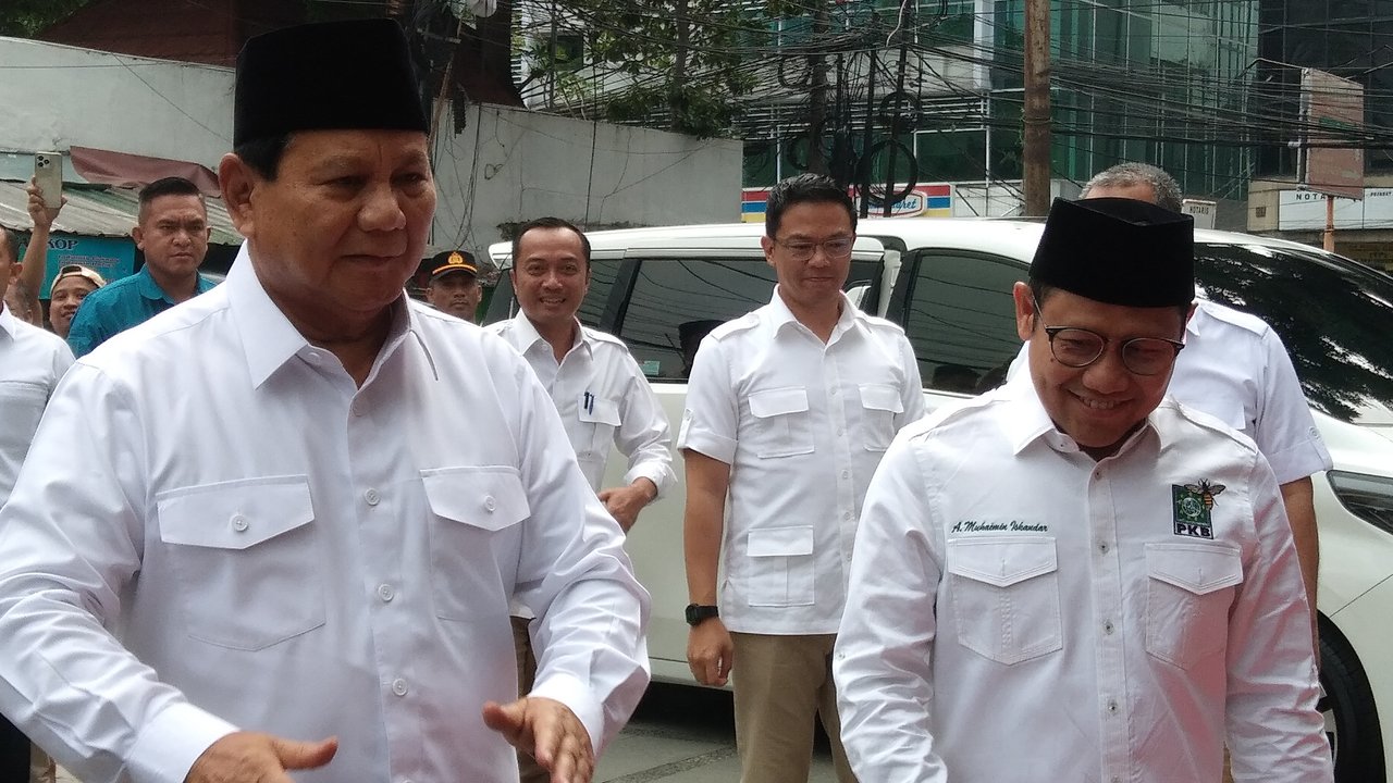 Ketua Umum PKB Muhaimin Iskandar alias Cak Imin menyambut kedatangan Presiden terpilih 2024-2029 Prabowo Subianto di Kantor DPP PKB, Jakarta, Rabu (24/4/2024). (Foto: Merdeka.com/Alma Fikhasari).