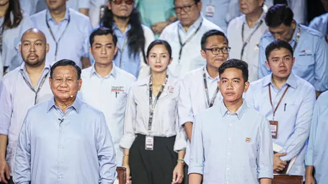 Prabowo Subianto dan Gibran Rakabuming Raka tampil serba putih saat resmi ditetapkan sebagai presiden dan wakil presiden terpilih. [@prabowo]