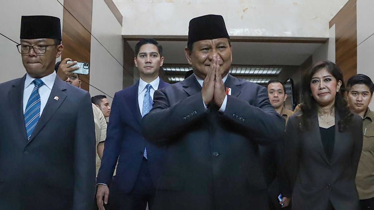 Menteri Pertahanan yang juga Presiden terpilih Prabowo Subianto saat mengikuti rapat kerja dengan Komisi I DPR di Kompleks Parlemen, Senayan, Jakarta, Rabu (25/9/2024).