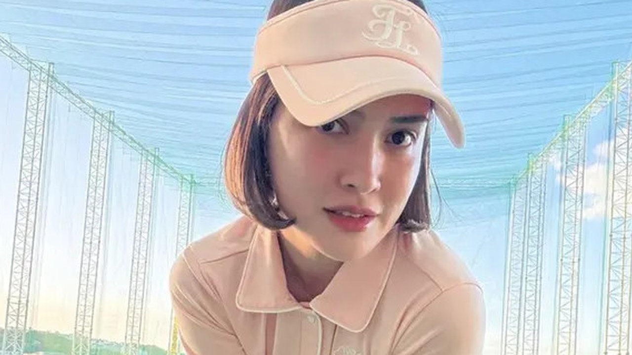 Terlihat semua detail yang dikenakannya tampak begitu mewah. [Foto: Instagram/ Shandy Aulia]