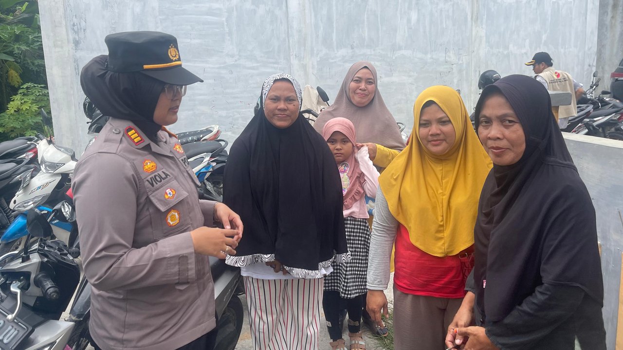 Polwan blusukan ke perkampungan